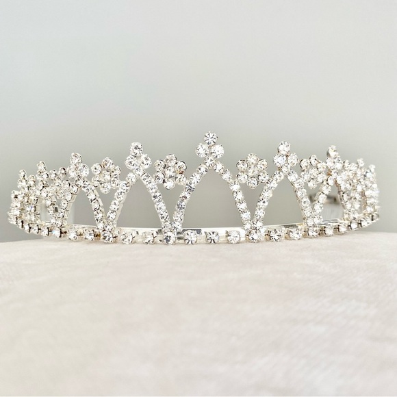 David's Bridal Sparkling Silver Rhinestone Tiara - Picture 1 of 7